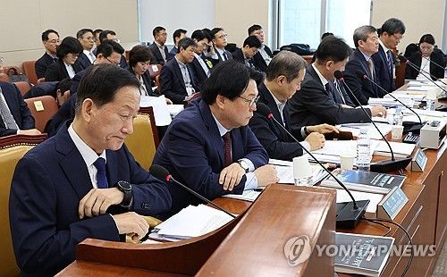 질의 경청하는 피감기관장들