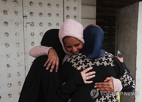 포옹하는 레바논 주민들