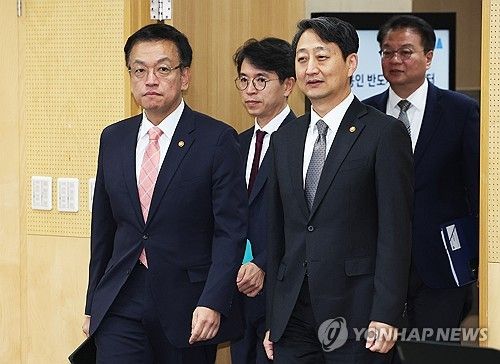 산업경쟁력 강화 관계장관회의 입장하는 최상목 부총리