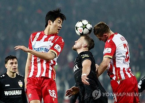 공중볼 경합을 펼치는 설영우