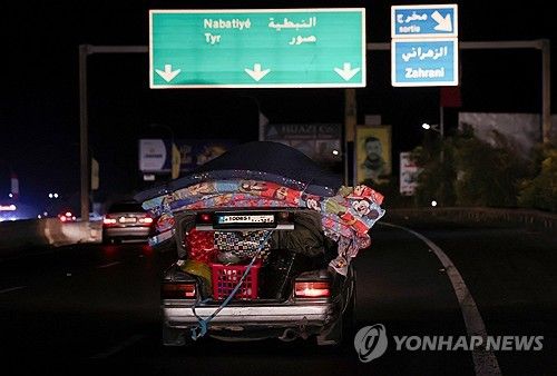 매트리스 싣고 이동하는 피란민 차량