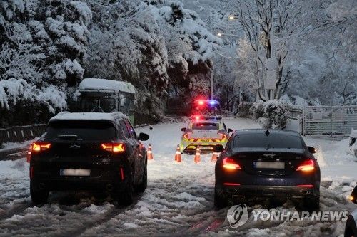 폭설에 삼청터널길 통제