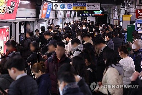 지하철 퇴근길, 폭설대란으로 승객들로 만원