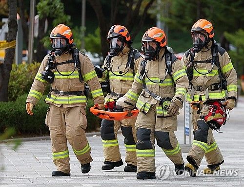 부상자 옮기는 구조대원들
