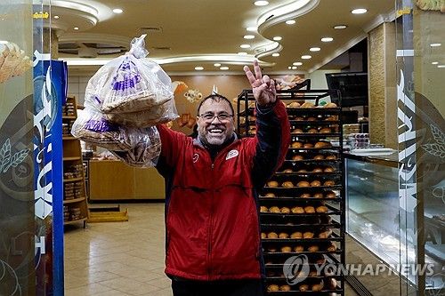 빵 사며 기뻐하는 레바논 남성