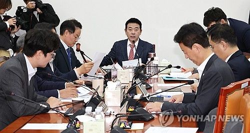 예산안등조정소위원회에서 의사봉 두드리는 박정 소위원장