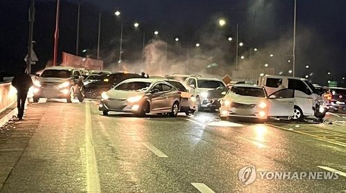 53대 간 추돌사고로 혼잡해진 도로