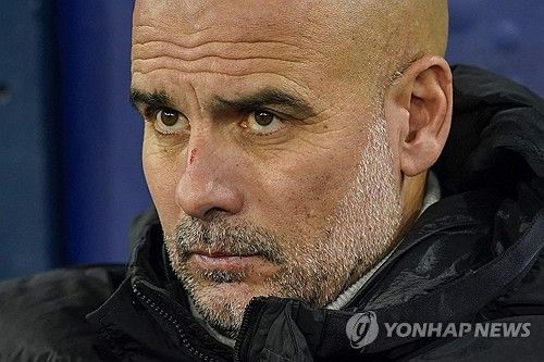 심각한 표정의 페프 과르디올라 감독