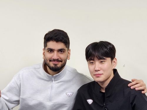 인터뷰하는 알리와 한태준