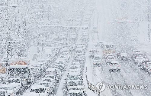 큰 눈에 정체되는 1번 국도