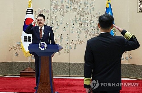 중장 진급자로부터 거수경례 받는 윤석열 대통령