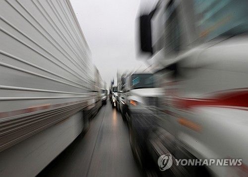 멕시코에서 미국 국경 방향으로 늘어서 있는 화물차 행렬
