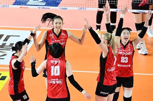 기뻐하는 페퍼저축은행 선수들