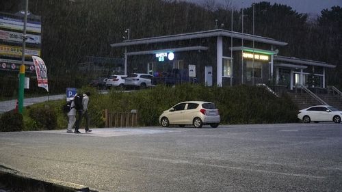 27일 오전 제주 한라산 관음사 주변에 떨어지는 우박