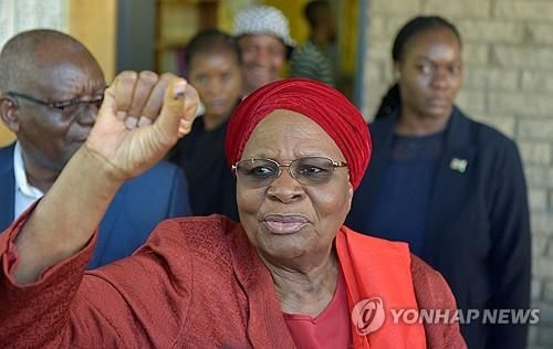 나미비아 집권당 대선 후보인 네툼보 난디-은다이트와 