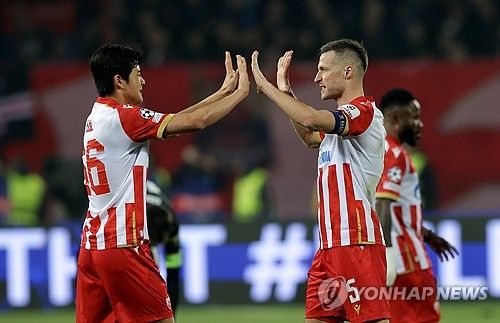 팀 동료와 승리의 기쁨을 나누는 설영우