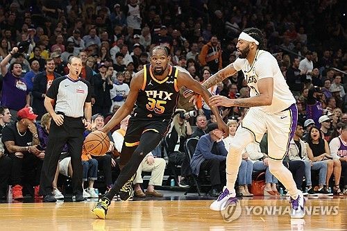 공 몰고 가는 케빈 듀랜트(35번)와 수비하는 앤서니 데이비스