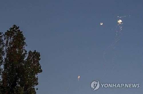 지난 18일(현지시간) 우크라이나 키이우 상공의 드론 격추 모습