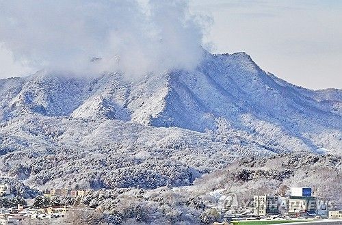눈이불 덮은 산