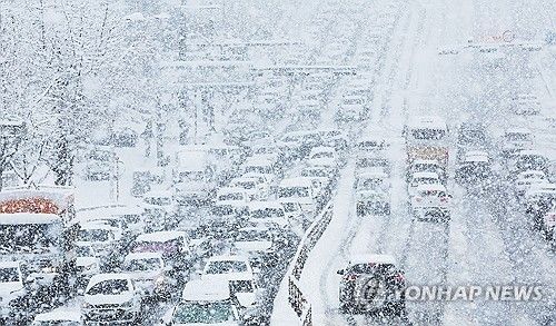 폭설에 서행하는 차량