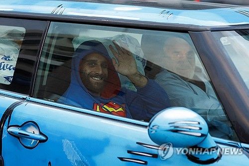 차 안에서 웃어 보이는 레바논 주민