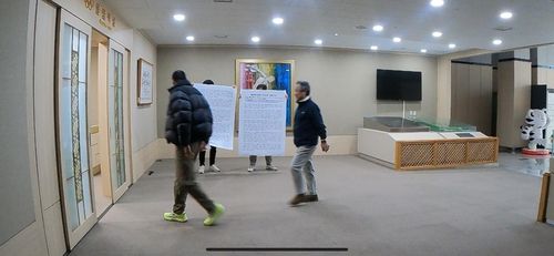 진천선수촌을 방문한 이기흥 체육회장(중앙)과 시위를 벌이는 체육회 노조 조합원들