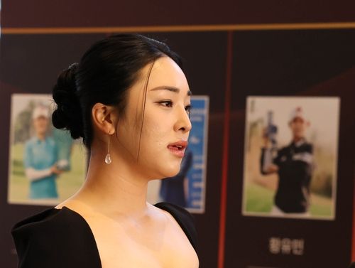 인터뷰하는 윤이나.