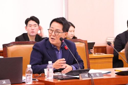 국회 법안심사 전체 회의서 발언하는 박지원 의원