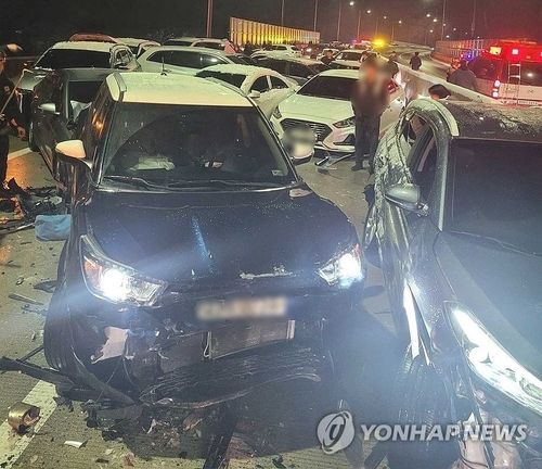 53대 간 추돌사고로 혼잡해진 도로