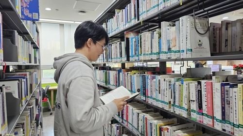 도서관을 이용하는 구민