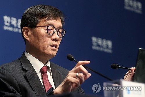 마이크 조정하는 이창용 한은 총재