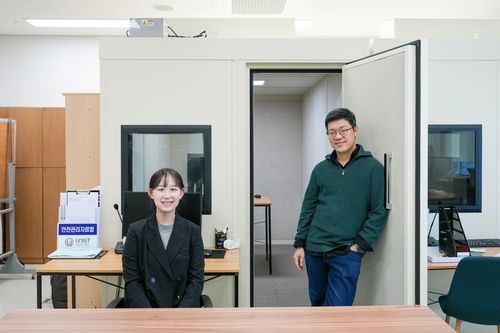 UNIST 정동일 교수(오른쪽)와 선희영 연구원