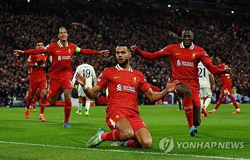 골세리머니를 펼치는 리버풀의 코디 학포