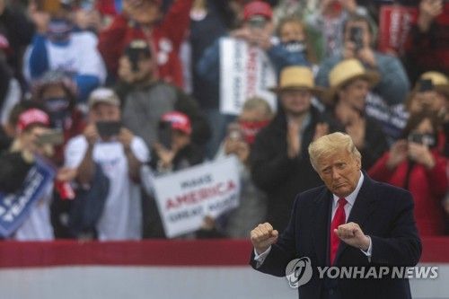 도널드 트럼프 미국 대통령 당선인이 지난달 유세 현장에서 노래 'YMCA'에 맞춰 춤추는 모습 