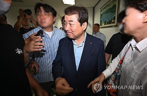 법원 나서는 김충섭 김천시장