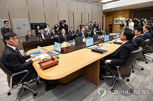 금융통화위원회 주재하는 이창용 한국은행 총재