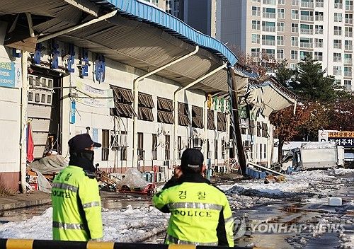 안양 농수산물시장 지붕 무너져 내려…1명 부상