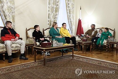 주러시아 카타르 대사관에서 가족들과 만난 우크라이나 어린이들