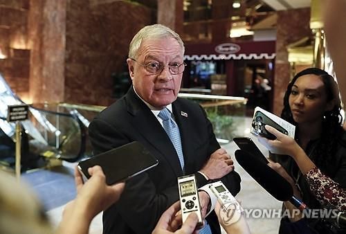 지난 15일 기자들 질문에 답하는 키스 켈로그