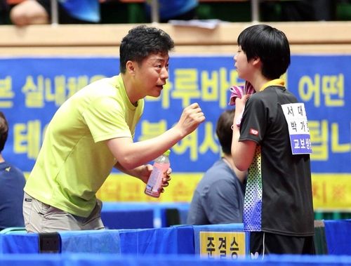 벤치를 보는 박경수 감독(왼쪽)과 초등학교 시절의 박가현