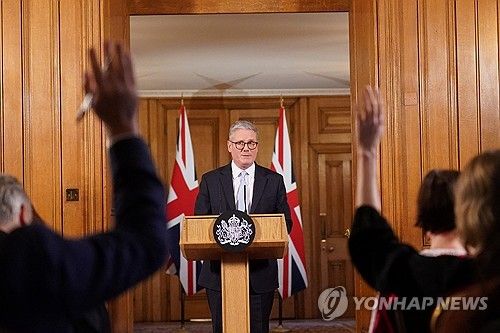 기자회견 나선 스타머 총리