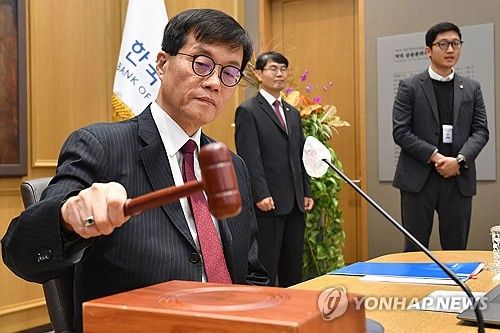 의사봉 두드리는 이창용 한국은행 총재