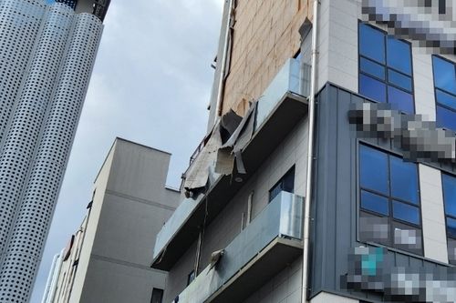 강풍에 떨어진 건물 외벽