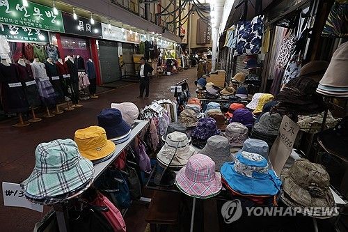 서울 한 전통시장에 진열된 상품