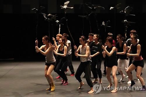 영화 '라쇼몽'을 모티브로 삼은 무용 '호시탐탐'