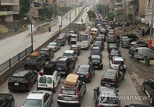이스라엘과 헤즈볼라 휴전 협정 발효 후 고향으로 돌아가는 레바논 주민들의 차량으로 가득찬 베이루트 교외 도로 
