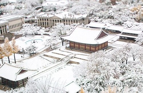 덕수궁에 내린 첫눈