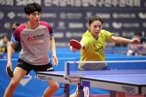 오빠 박철우(왼쪽)와 혼합복식에 출전한 박가현