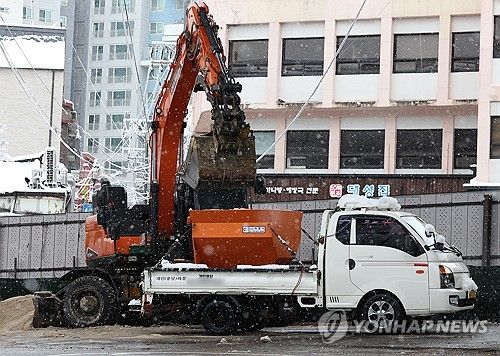 폭설 내리자 분주해진 제설기지