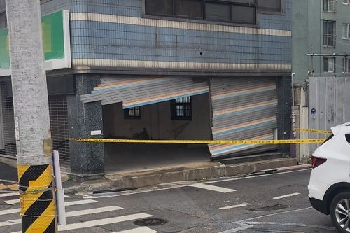 바람에 파손된 건물 외부 셔터